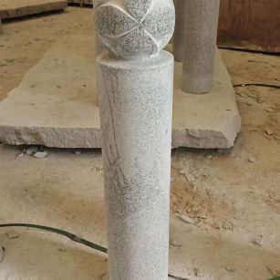 忻州 芝麻白花岗岩石材挡车石柱、停车柱、圆柱挡车柱、方柱挡车柱等