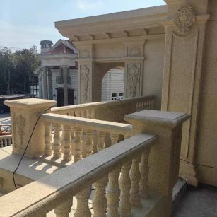 忻州 黄金麻别墅外墙干挂雕花配合阳台栏杆花瓶柱