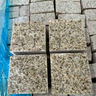 忻州 黄金麻花岗岩自然面小方块，弹石，马蹄石等