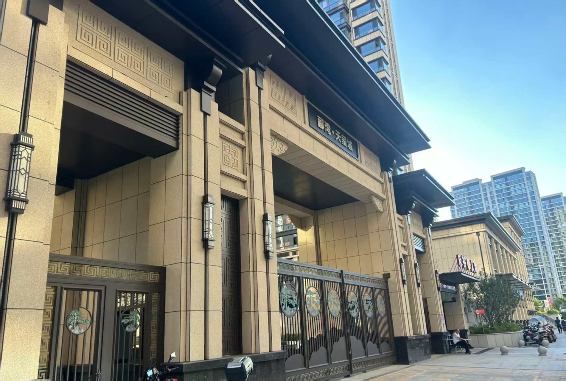 忻州 黄金麻花岗岩荔枝面小区门楼外墙干挂