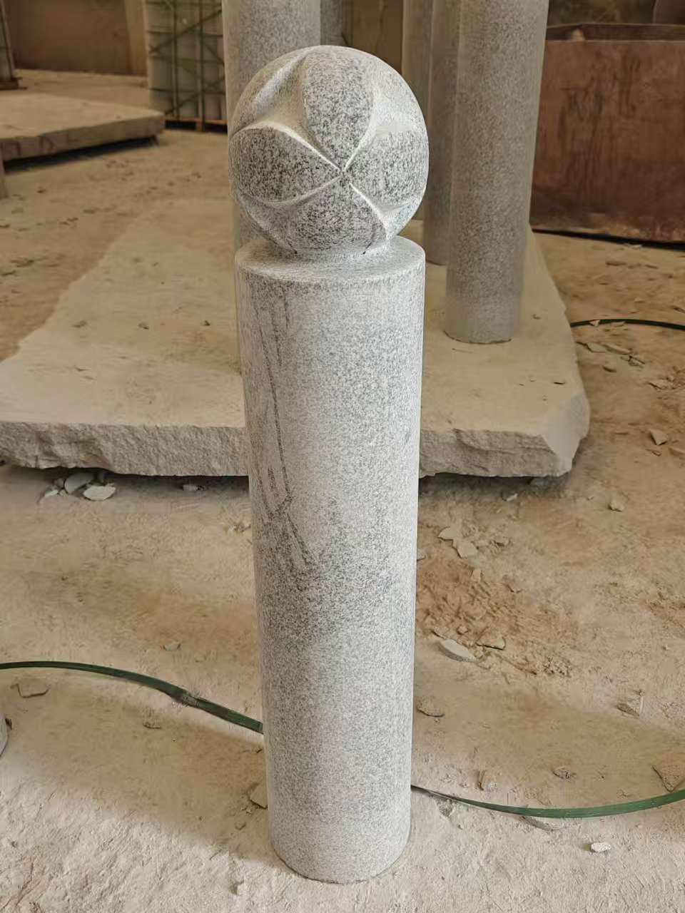 忻州 芝麻白花岗岩石材挡车石柱、停车柱、圆柱挡车柱、方柱挡车柱等