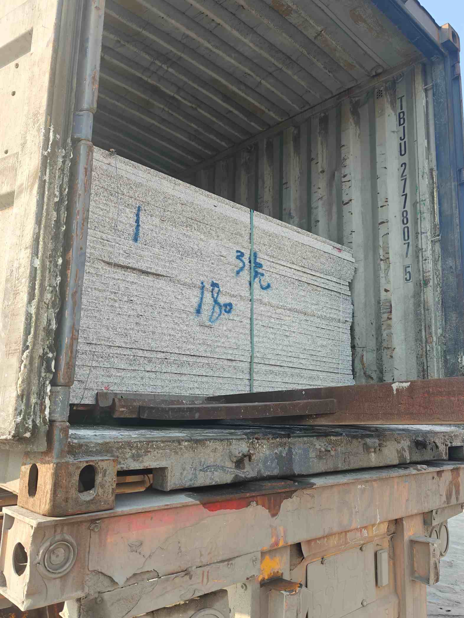 忻州 芝麻白花岗岩石材3.0公分光面毛板装柜出货