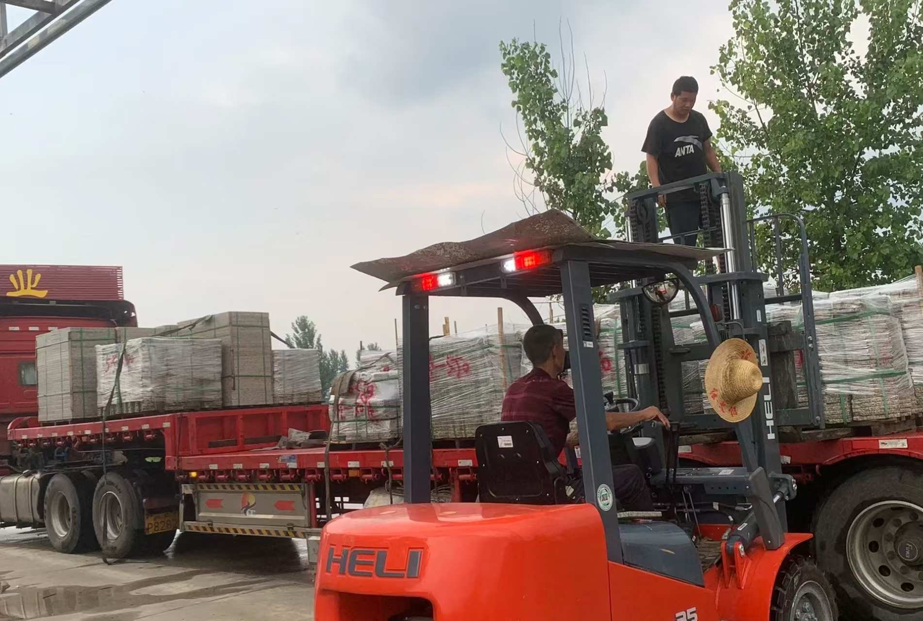 忻州 黄金麻冰裂纹，地铺石装车