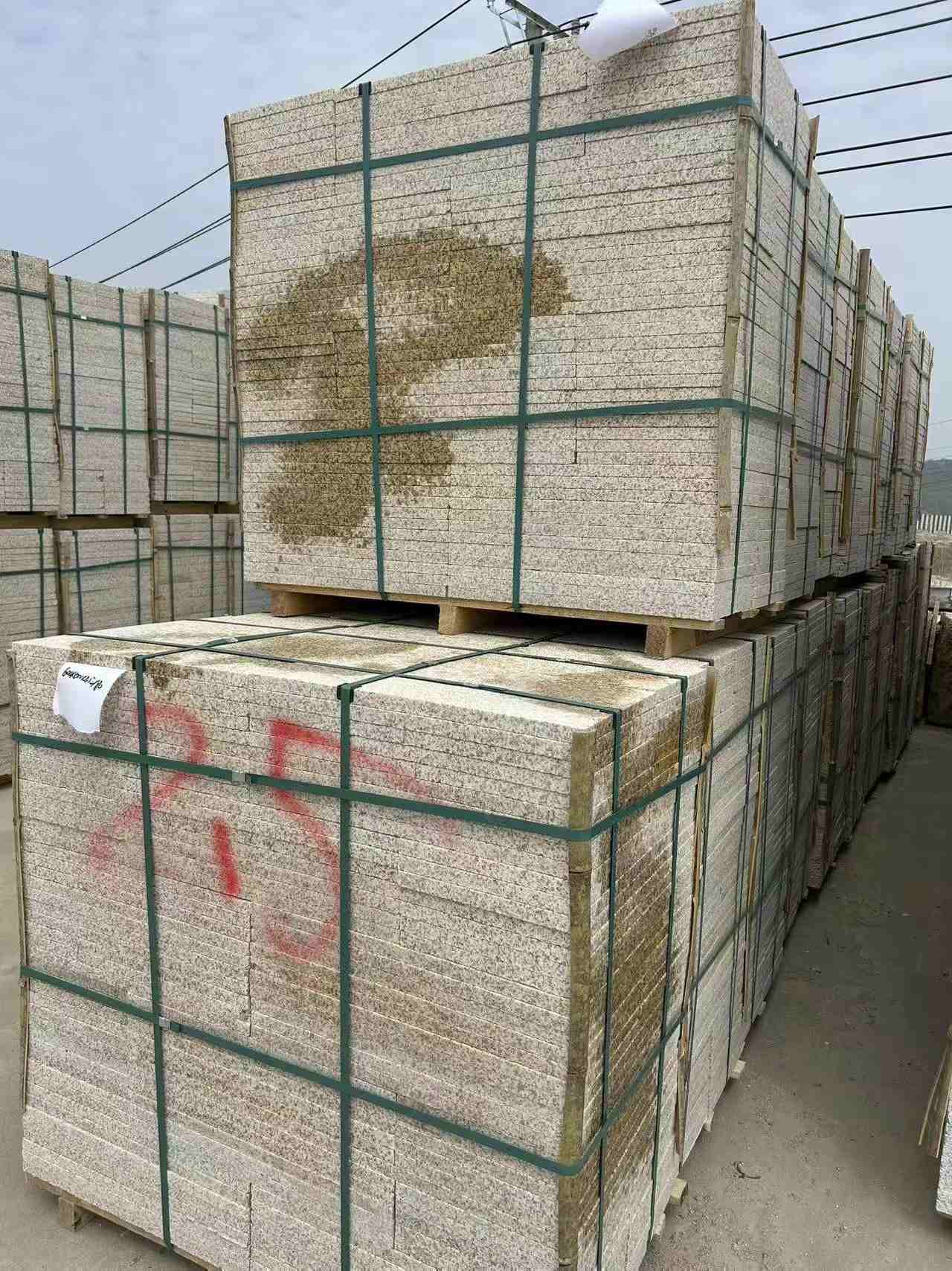 忻州 黄金麻花岗岩石材荔枝面地铺石2.5*300*600