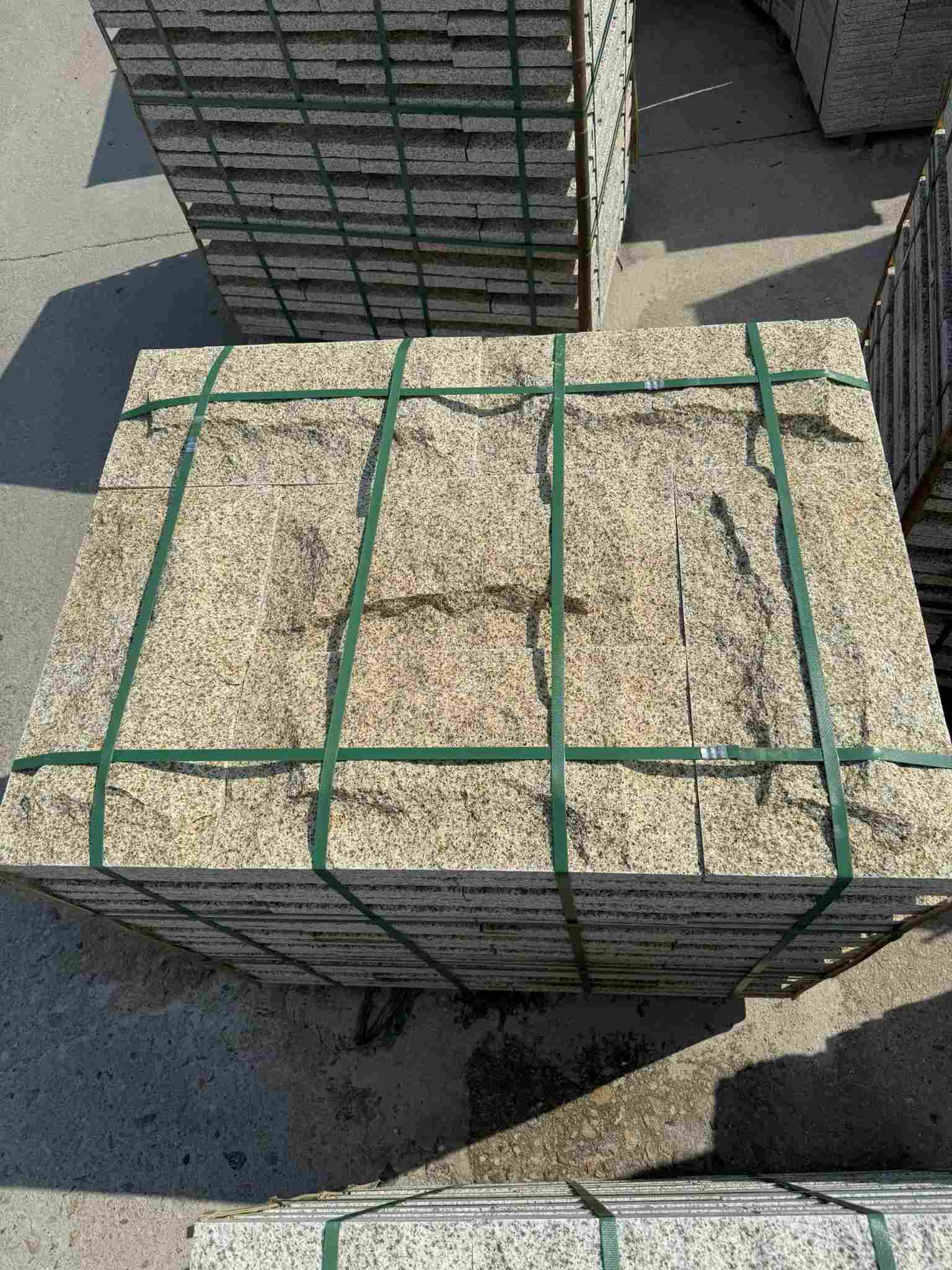 忻州 黄金麻花岗岩石材自然面蘑菇石成品