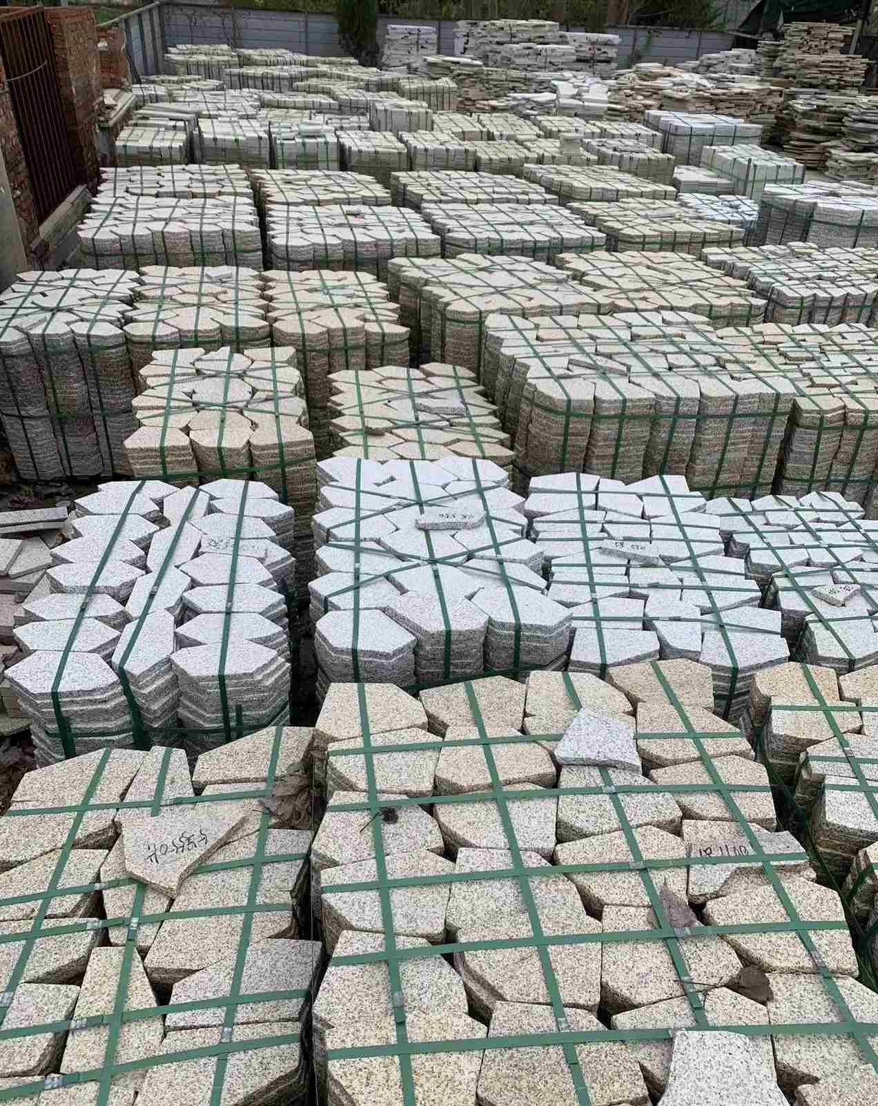 忻州 黄金麻白麻花岗岩荔枝面地铺石(冰裂纹)