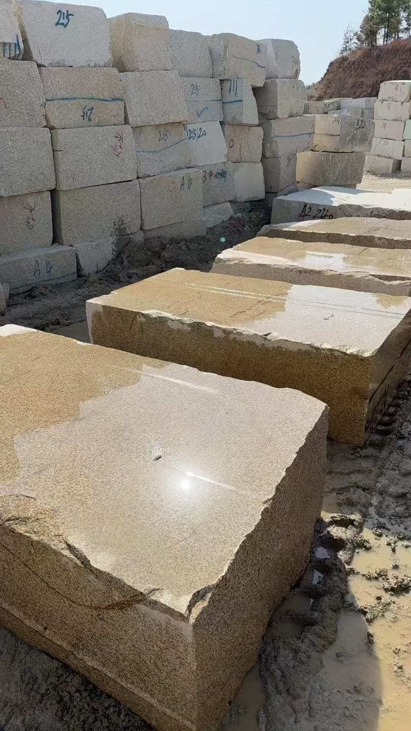 忻州 黄金麻方料堆场洗料分选中，原材料充足