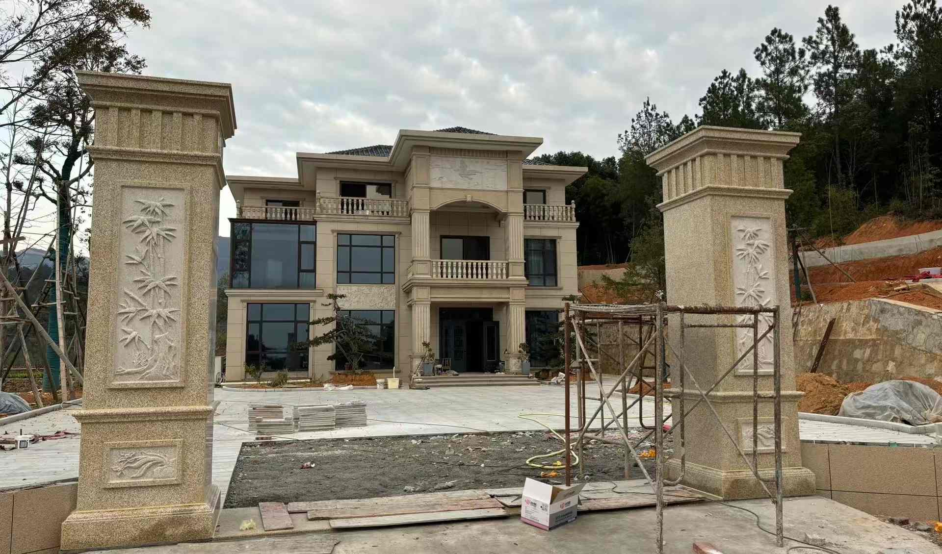 忻州 黄金麻花岗岩别墅雕花外墙干挂配上门口雕花罗马柱