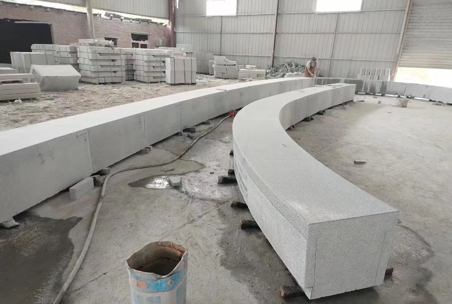 忻州芝麻白花岗岩石板材 园林光面弧形坐凳