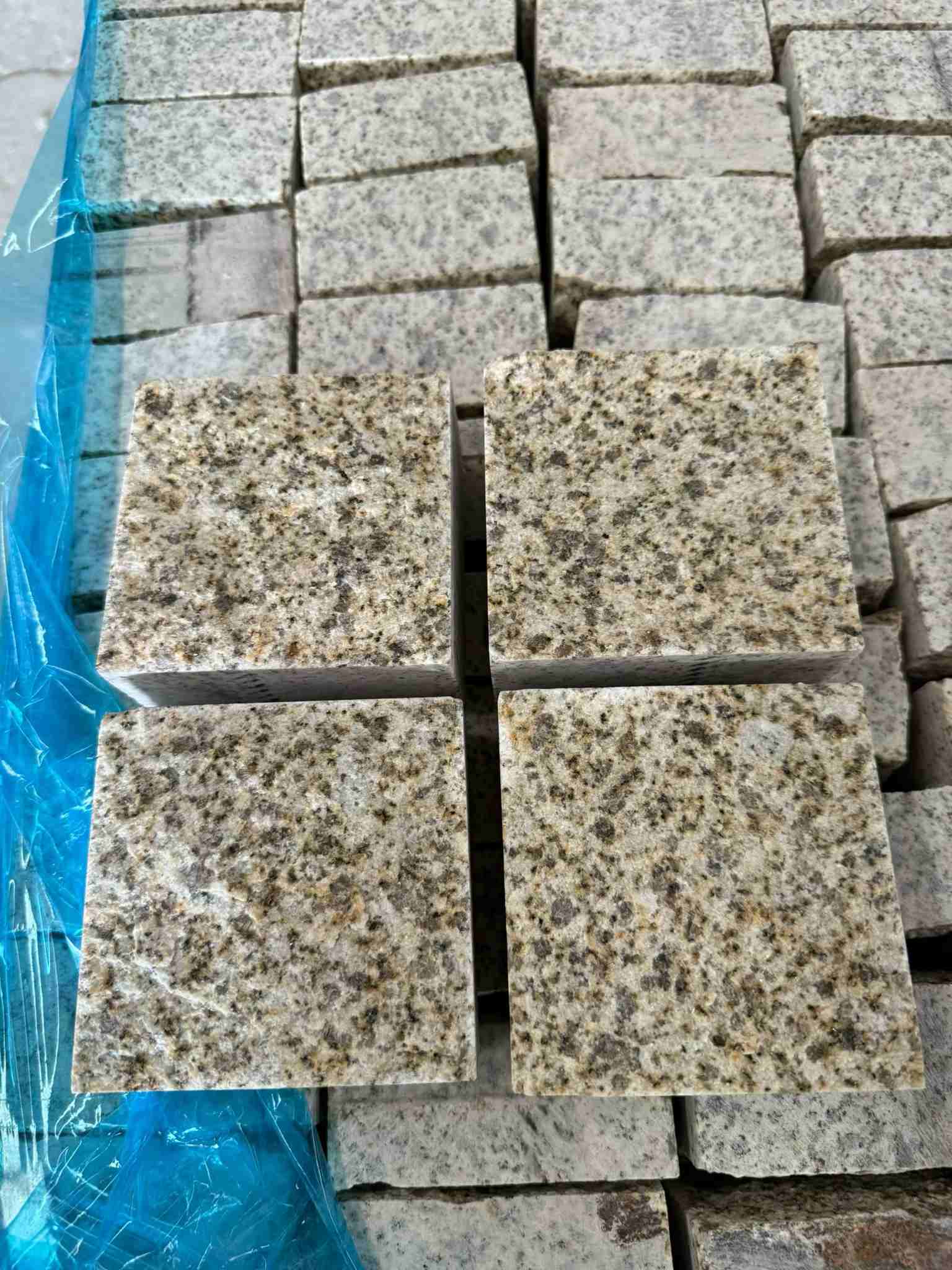 忻州 黄金麻花岗岩自然面小方块，弹石，马蹄石等