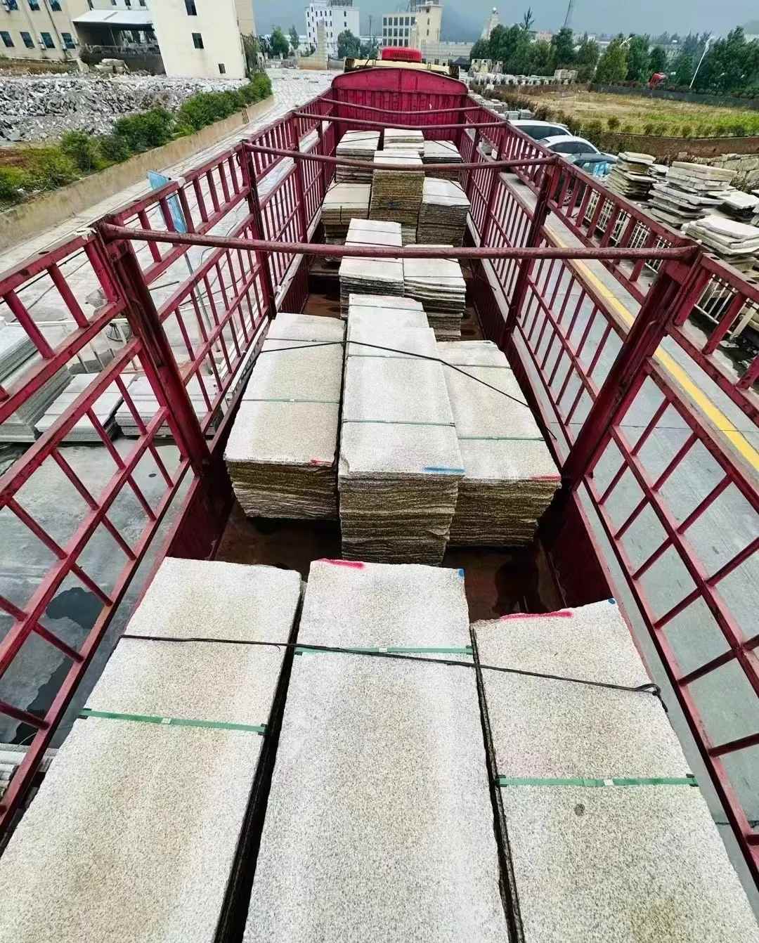 忻州 黄金麻花岗岩荔枝面，光面毛板装车完成