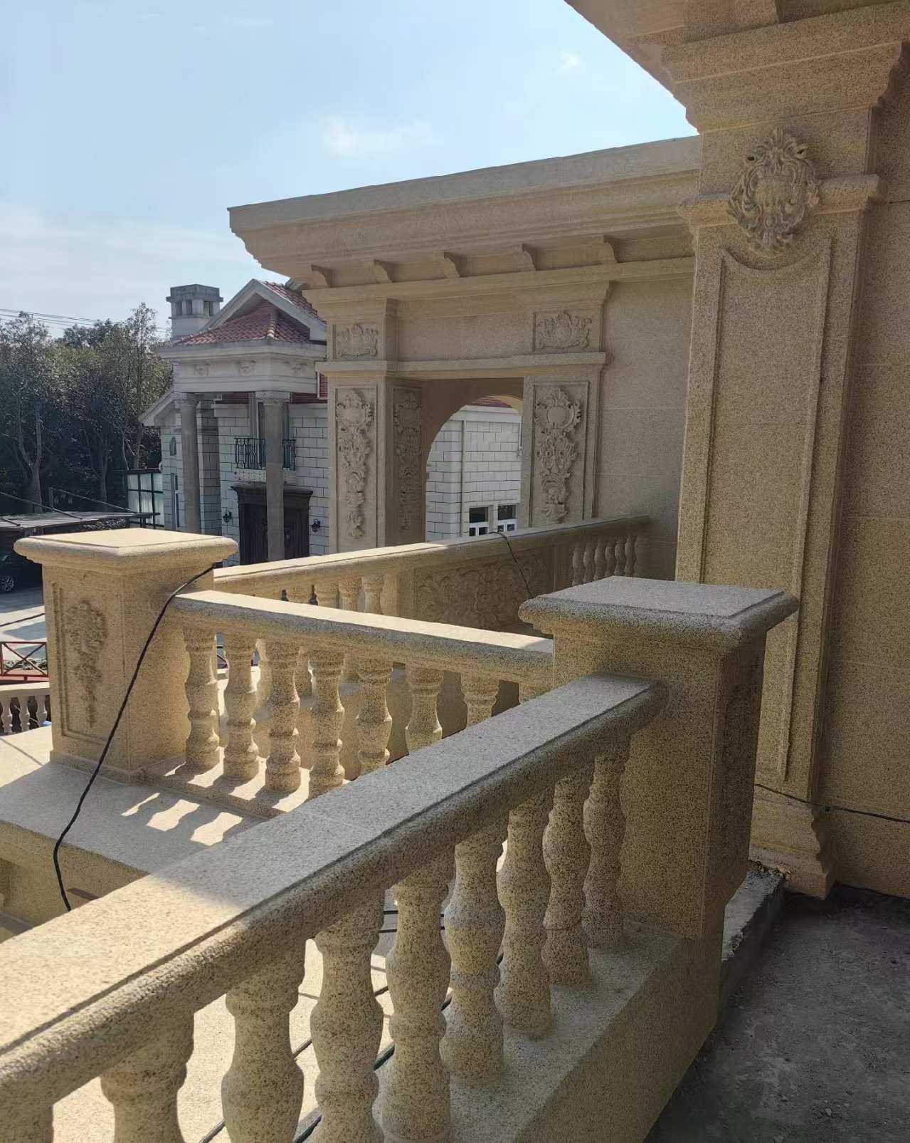 忻州 黄金麻别墅外墙干挂雕花配合阳台栏杆花瓶柱