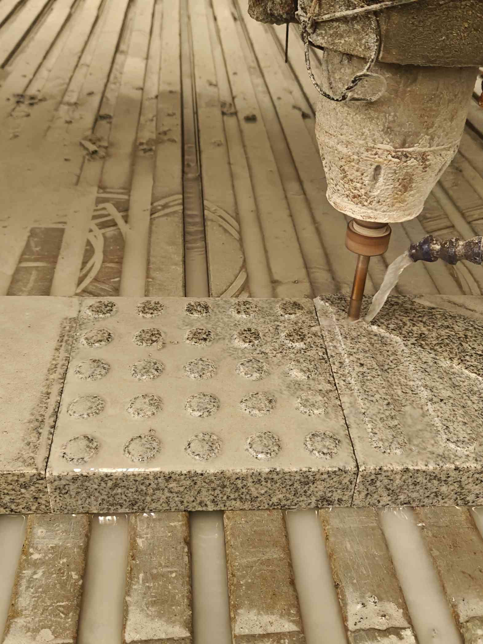 忻州 芝麻白花岗岩石材盲人石、盲道石、盲点石