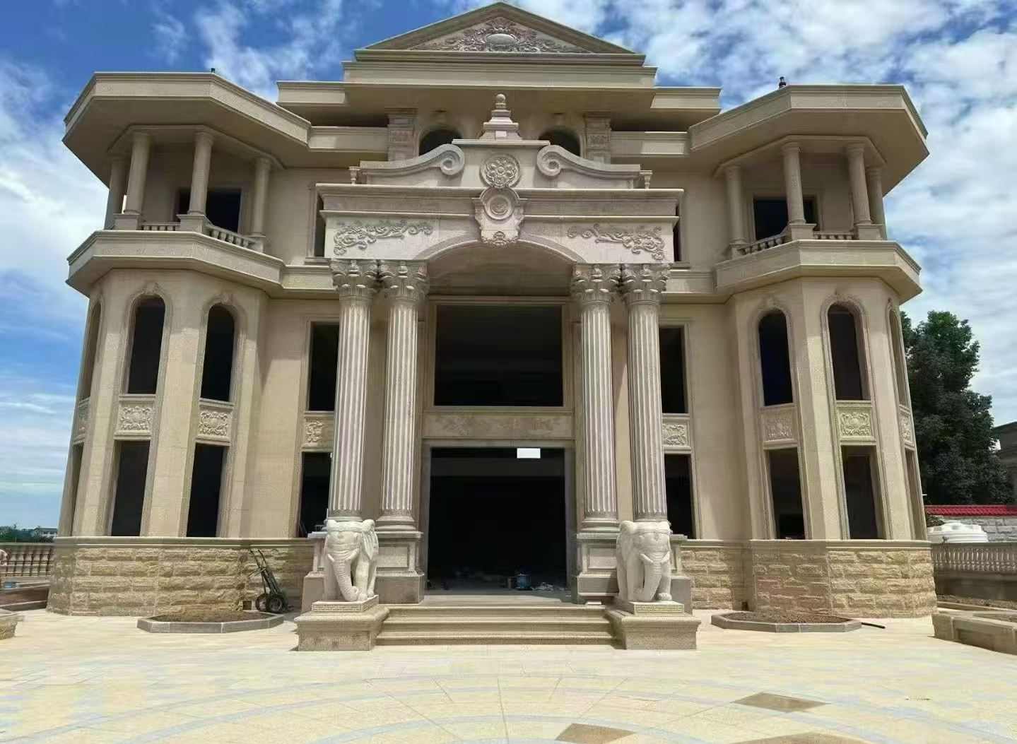 忻州 黄金麻别墅外墙干挂，大柱，大象，蘑菇石，雕花板