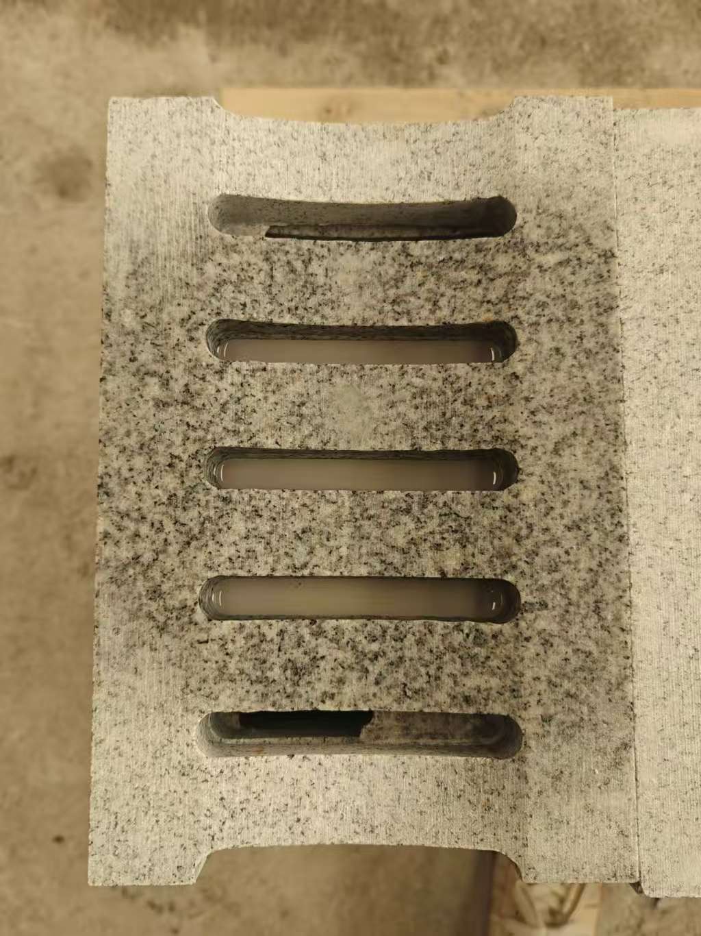 忻州 芝麻白拉丝面花岗岩U型开槽排水槽