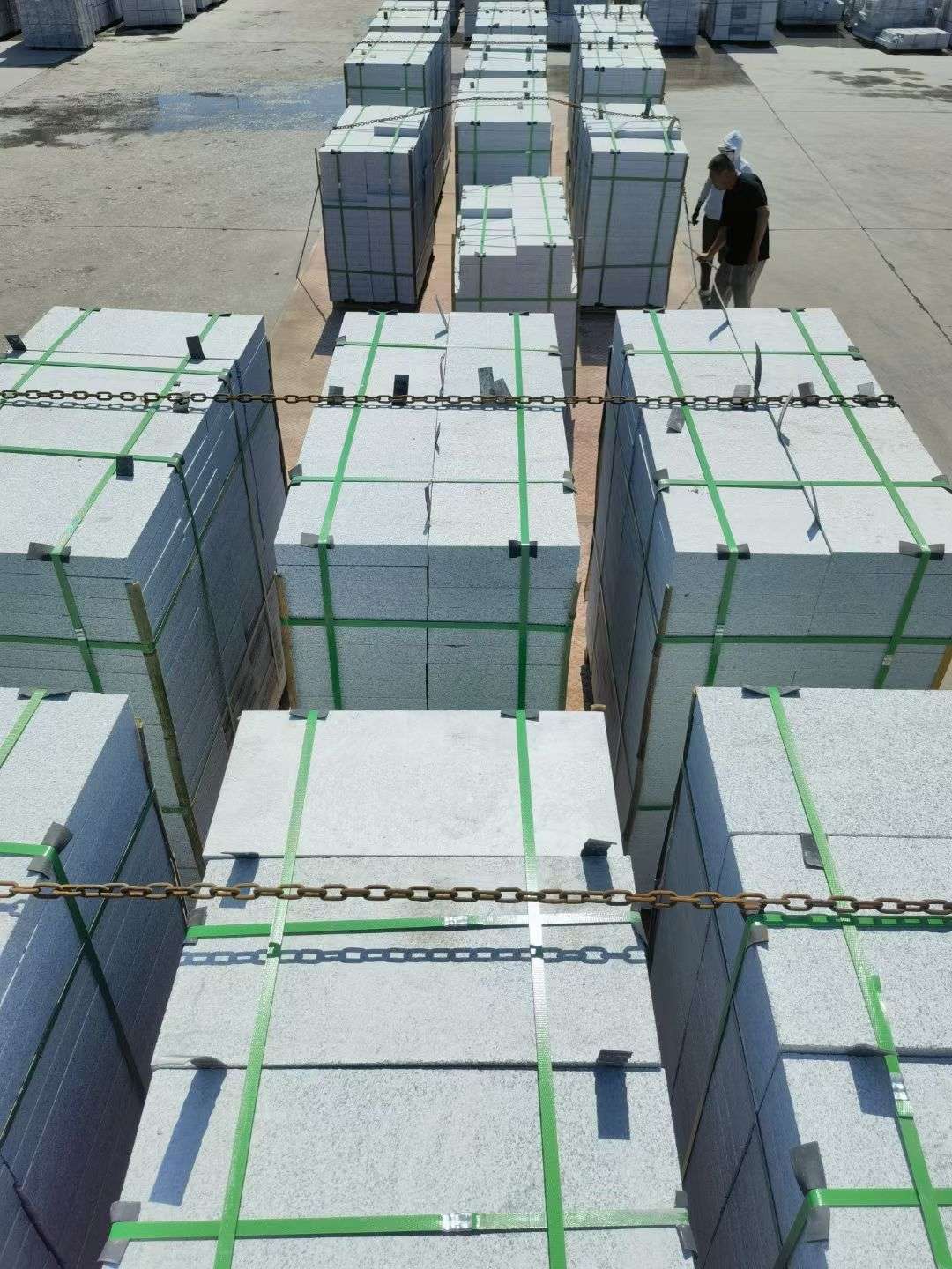 忻州 芝麻白花岗岩5公分地铺石 花岗岩厂家工厂装车日常